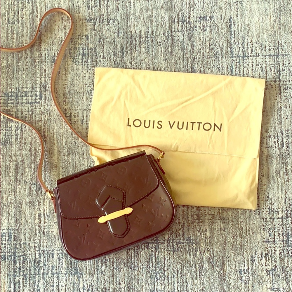 Sleek Louis Vuitton Crossbody Purse